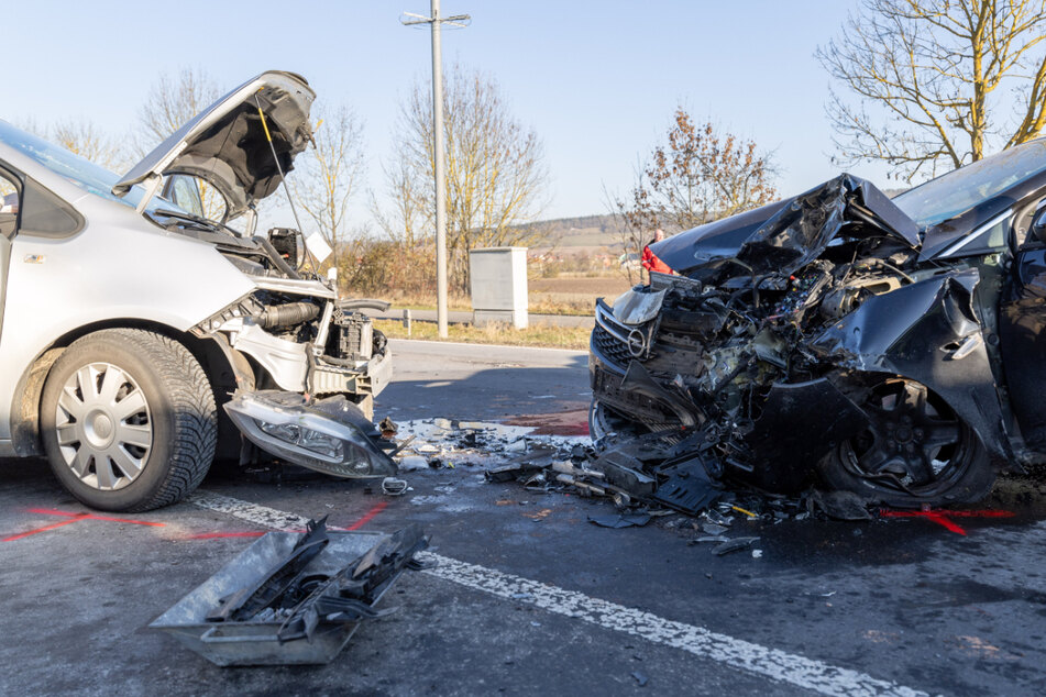 Fehler beim Überholen: Zwei Opel krachen frontal zusammen, zwei Schwerverletzte