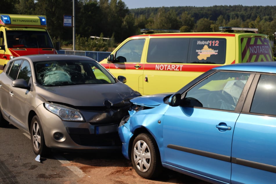 Drei Personen wurden bei dem Unfall verletzt.