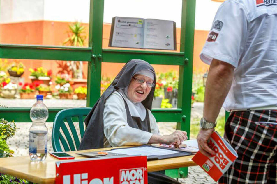 Haltepunkt Kloster St. Marienstift: Schwester Filipa stempelte die Teilnehmerkarten ab.