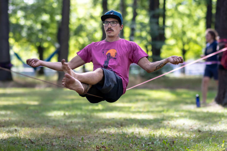 Benjamin Jahn (33) zeigt sein Können beim Slackline im Küchwald.