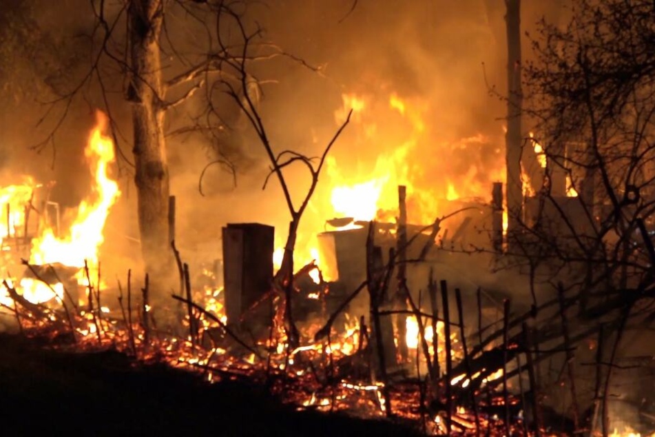 Das Gartengrundstück stand zwischenzeitlich in Vollbrand.