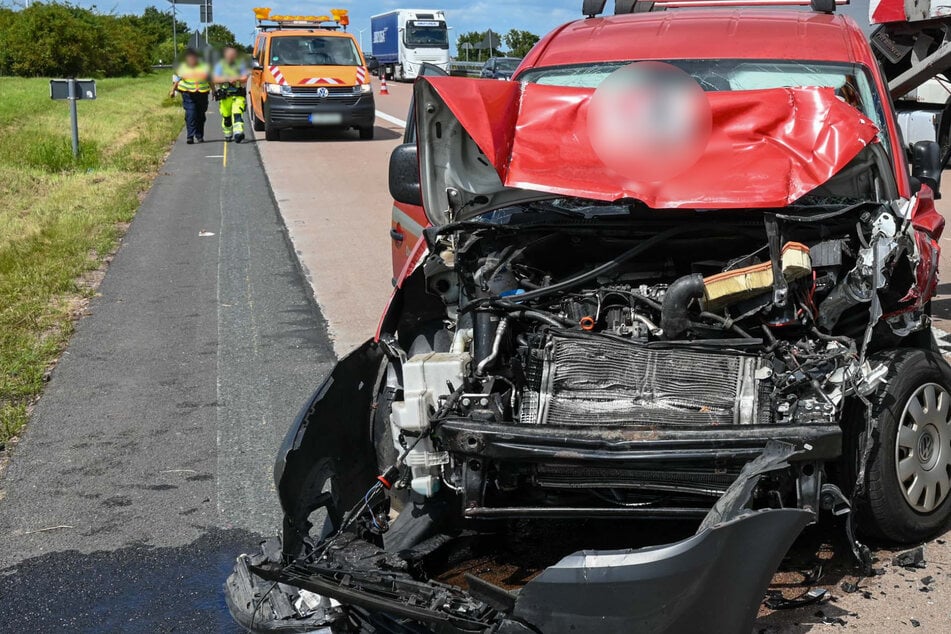 Unfall auf der A14: Auto kracht in Schilderwagen, Fahrer wird verletzt