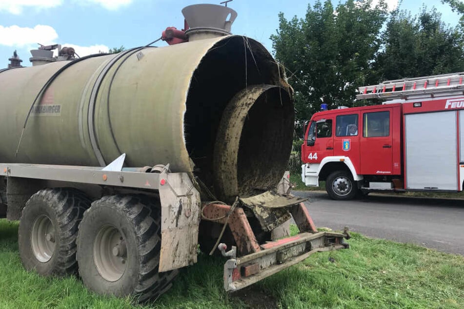 Der Güllelaster sorgte für eine Straßensperrung.