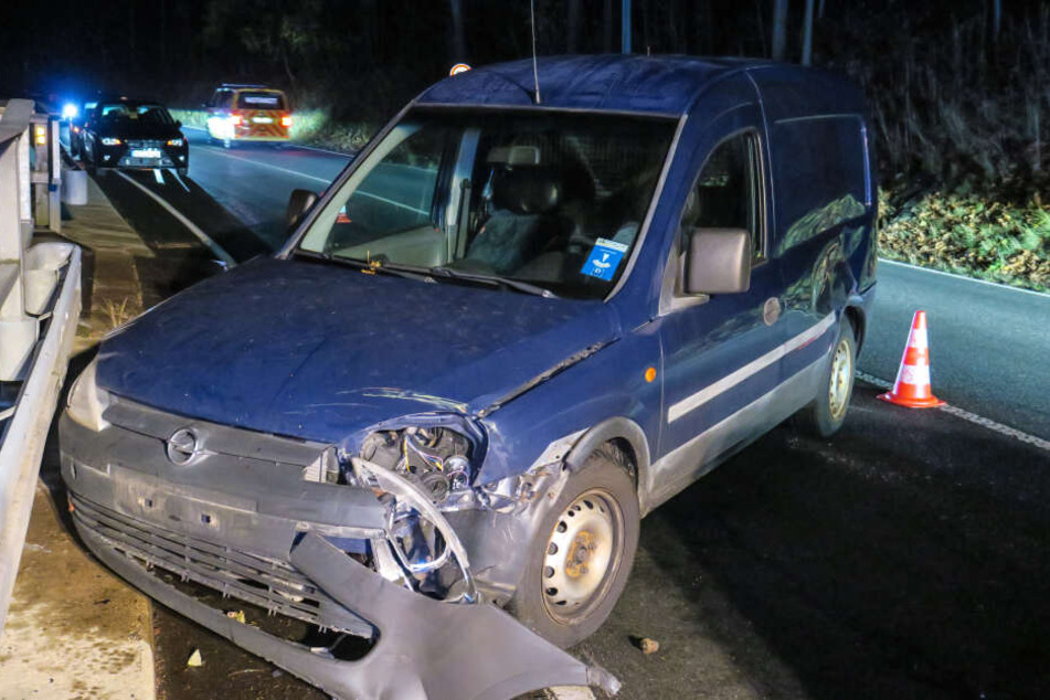 Der Opel wurde durch den Unfall massiv beschädigt.