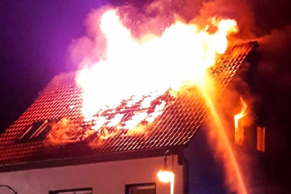 Das Haus stand plötzlich in Flammen.