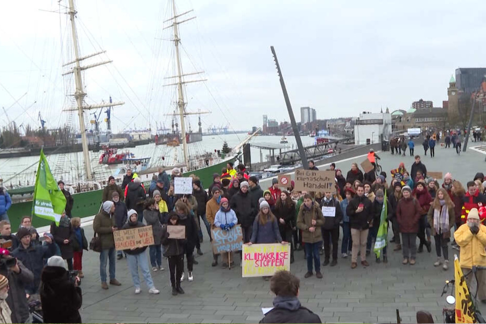 Zwischen 100 und 300 Menschen kamen zur Fridays for Future-Demonstration an den Hamburger Hafen.