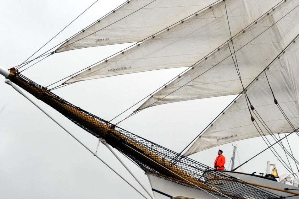 Ein Marinesoldat steht auf der Förde an Bord der "Gorch Fock".