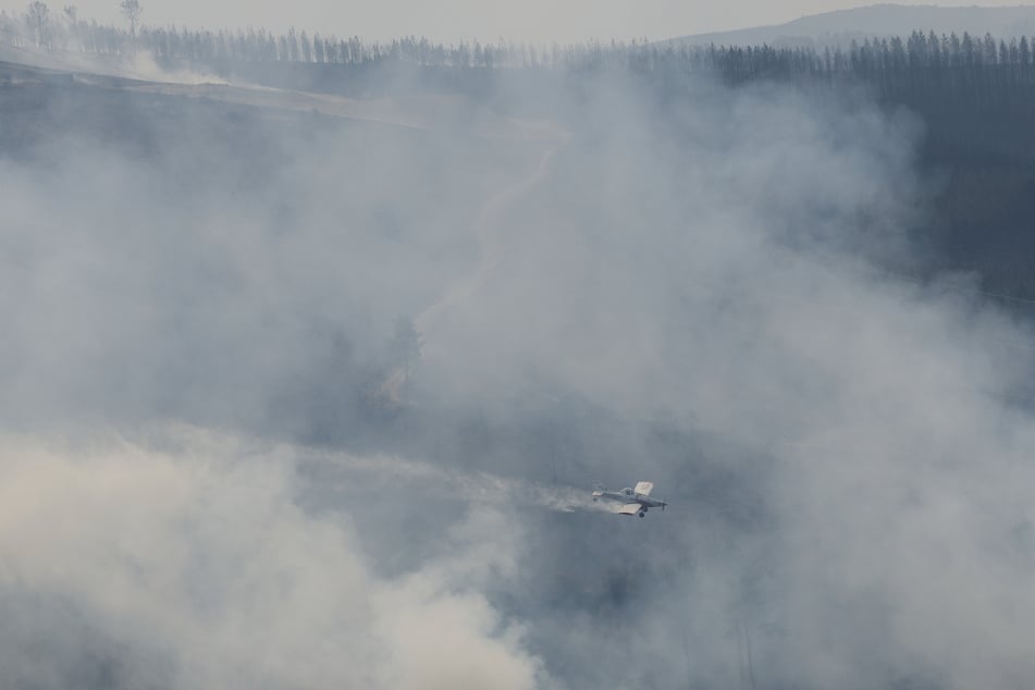 Ein Wasserflugzeug wirft Wasser auf einen Waldbrand in Maceda im Nordwesten Spaniens.