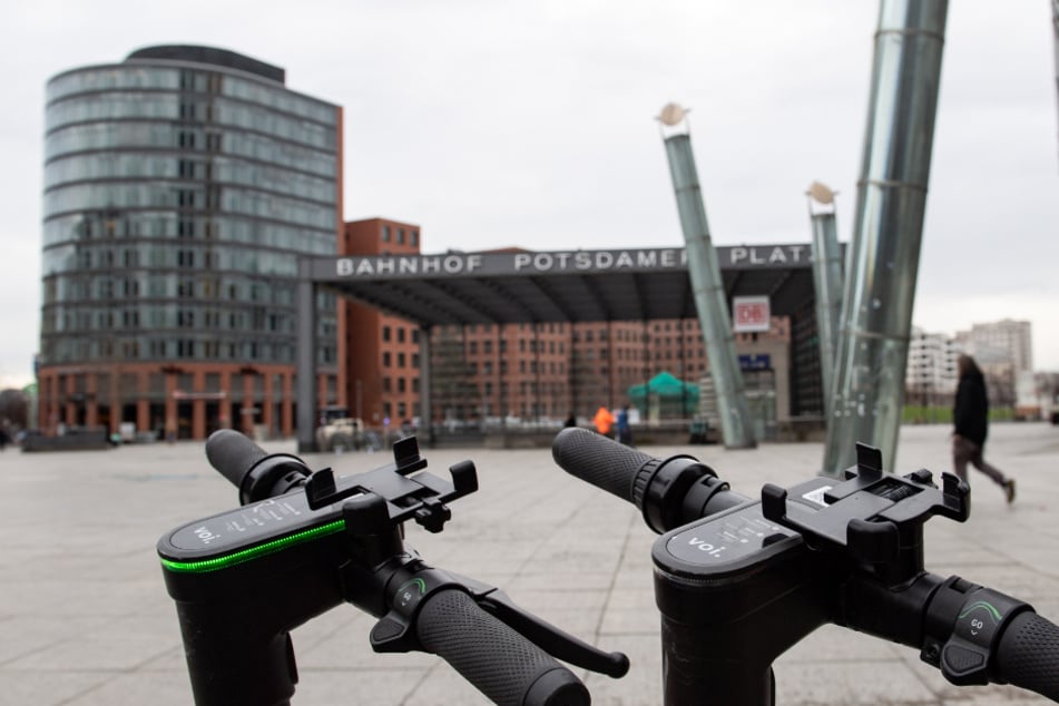 Ungenutzte Elektro-Roller stehen am Potsdamer Platz. Das öffentliche Leben soll weiter zurückgefahren bleiben.