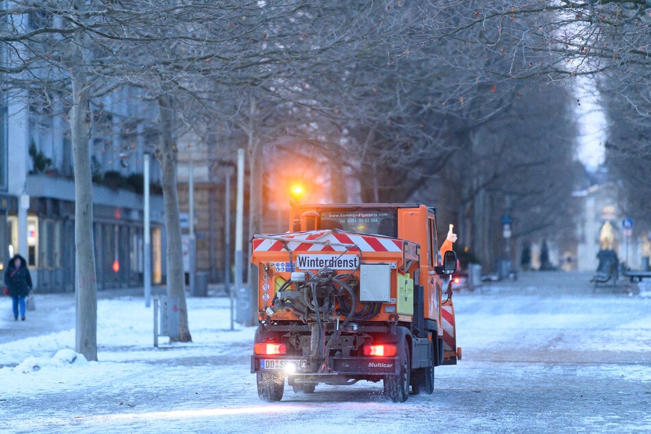 Der Winterdienst war gestern in Dresden den ganzen Tag im Einsatz.