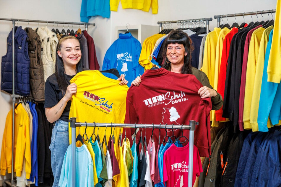 Farben, Muster und Textilart können immer von den Kunden individuell ausgesucht werden, wissen Leoni und Nicole. Einmal in der Woche gibt Nicole die Aufträge dann an die Druckerei weiter.