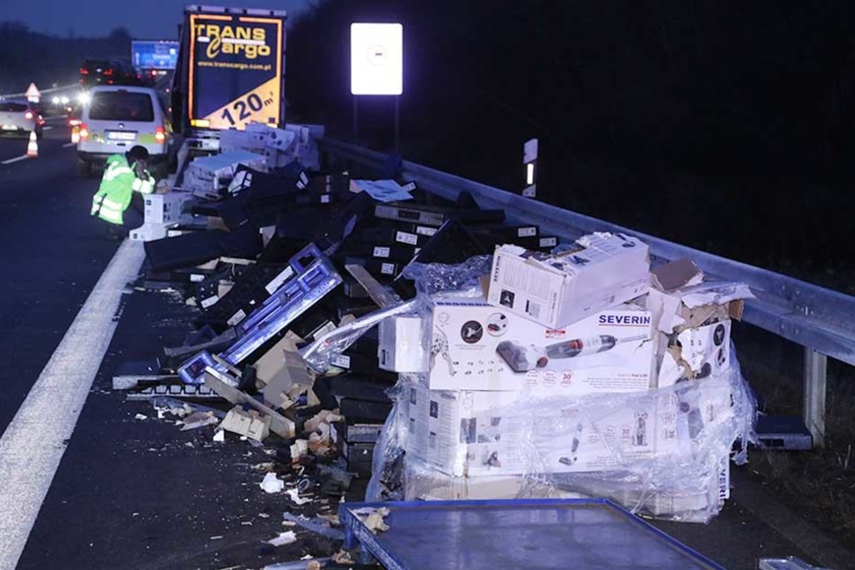 Die Ladung des Kleinlasters liegt auf der Fahrbahn verteilt.