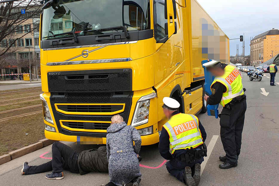 Von diesem Laster soll die Frau erfasst worden sein.