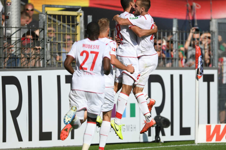 Die Kölner jubeln nach dem Siegtreffer zum 2:1.