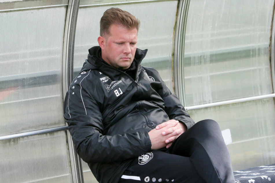 Ein konsternierter Lok-Teammanager saß nach Abpfiff auf seiner Trainerbank. Björn Joppe: "Es tut weh, dass wir hier verloren haben!"