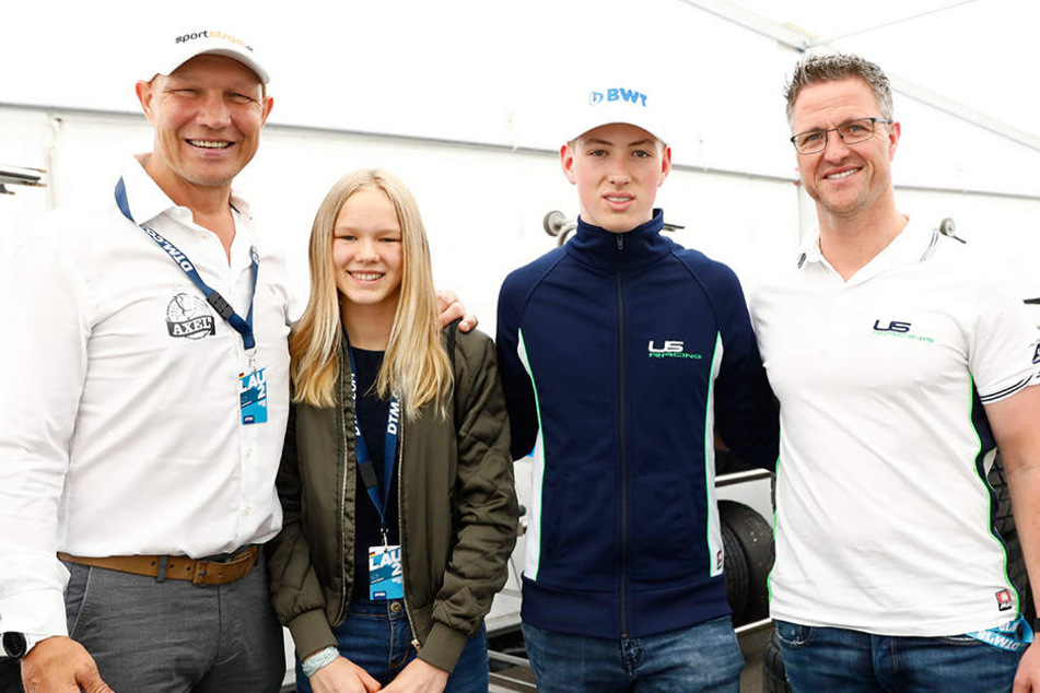 David Schumacher (2.v.r.) wird von seinem Vater (r.) gefördert. Hier sind beiden mit Axel Schulz samt Tochter zu sehen.