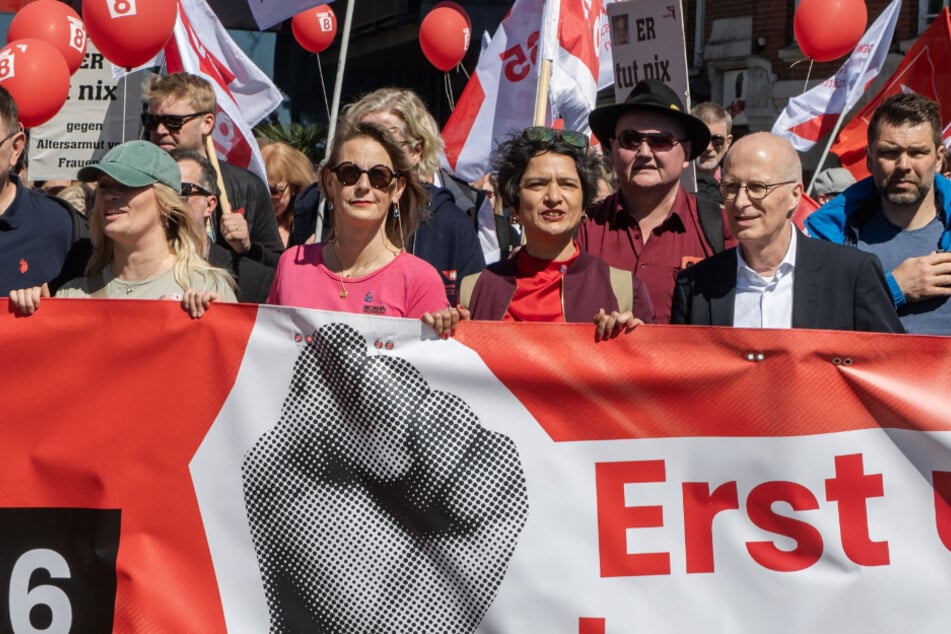 Mehr als 10.000 Menschen bei Demos in Hamburg: Bürgermeister vorne mit dabei