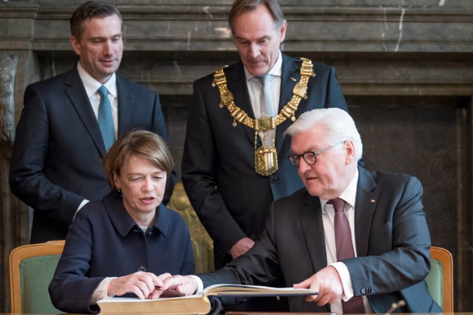 Am Vormittag trug sich der Bundespräsident in das Goldene Buch der Stadt ein.