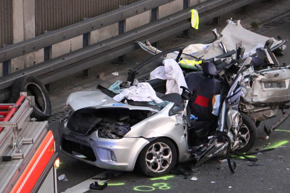 In diesem zerstörten Auto wurde ein Mann eingeklemmt. Die Feuerwehr konnte ihn bergen.