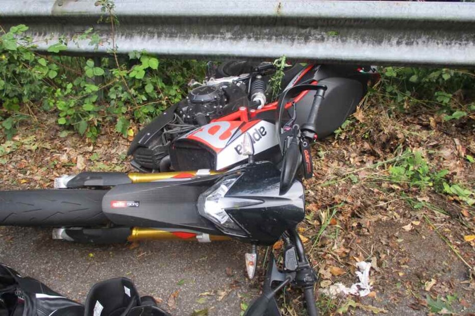 Das Motorrad verfing sich unter der Leitplanke.