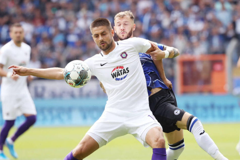Dimitrij Nazarov im Zweikampf mit Bielefelds Marcel Hartel.