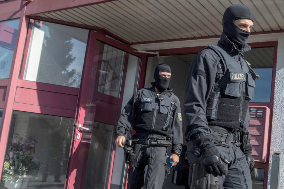 Polizisten kommen von einer Durchsuchung. (Symbolbild)