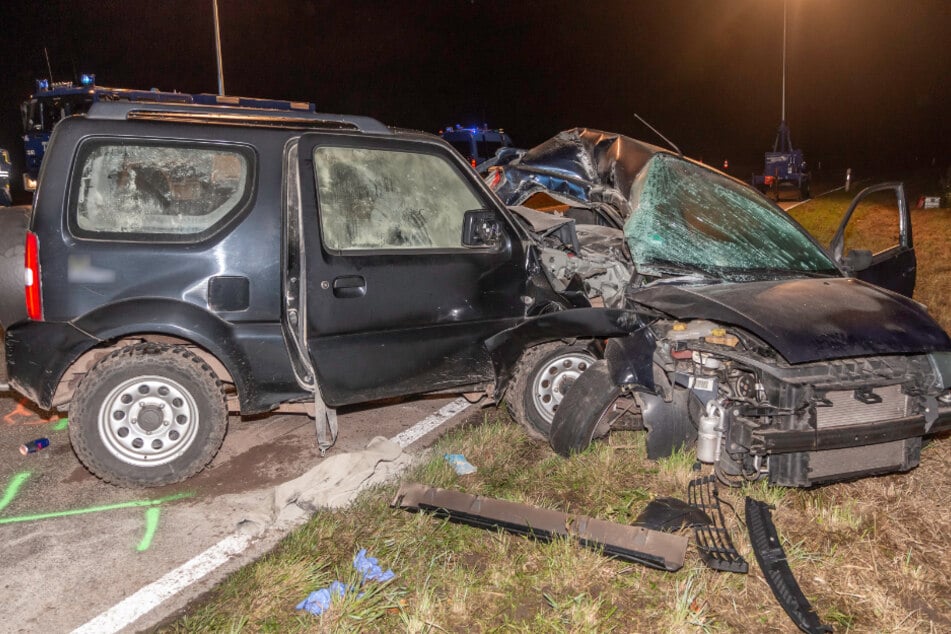 Zwei Fahrzeuge sind nach einem Unfall völlig zerstört. Ein 19 Jahre alter Autofahrer ist bei einem Frontalzusammenprall in Sinzheim im Landkreis Rastatt gestorben.