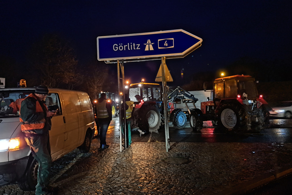 Landwirte legten am Donnerstagmorgen in Sachsen die Autobahnauffahrten lahm.