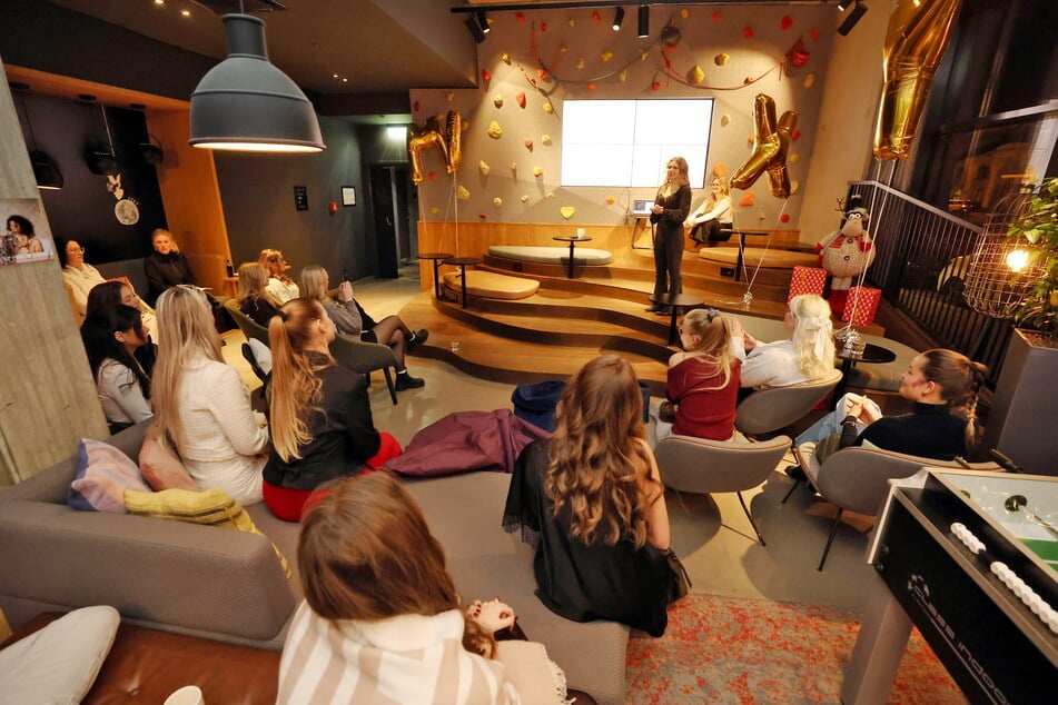 Mit "The Social Lab" organisiert Lisann Jacobi (stehend) regelmäßig Influencer-Events.