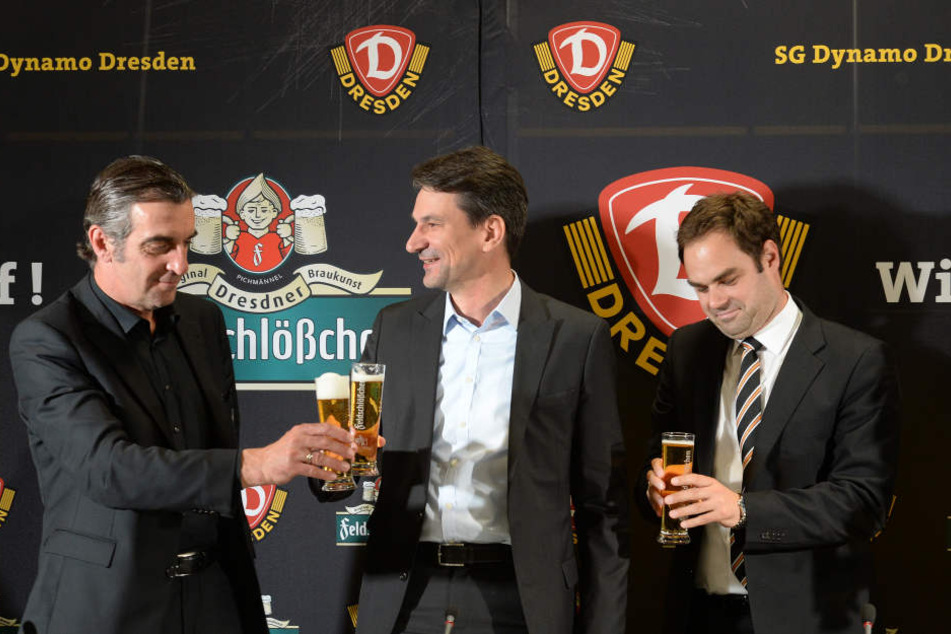 Ein Foto vom 27. Juni 2014: Der Tag, als Feldi-Boss Mike Gärtner (Mitte) als Trikotsponsor bei Dynamo einstieg. Mit Ralf Minge (li.) und dem damaligen Geschäftsführer Robert Schäfer.