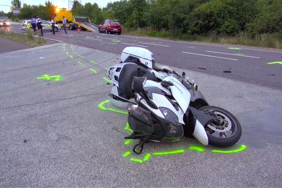 Das Motorrad liegt am Unfallort auf der Seite. Wie es zu dem Crash kommen konnte, ist noch Gegenstand der Ermittlungen.