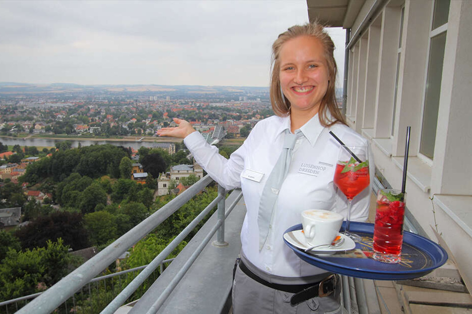 Kellnerin Nora Müller (20) ist vom fantastischen Luisenhof-Blick auf Dresden begeistert.
