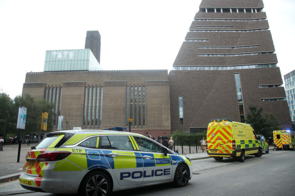 Einsatzwagen stehen vor dem Tate Modern Museum.
