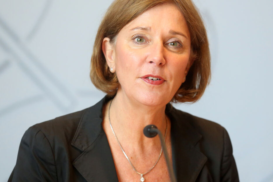 Die Opposition im NRW-Landtag ist mit der Arbeit von Schulministerin Yvonne Gebauer (53) unzufrieden.