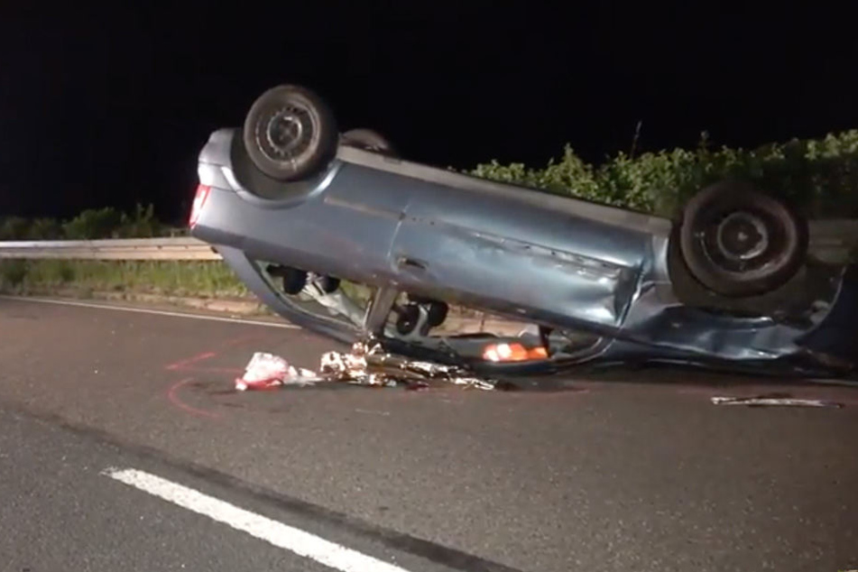 Der Wagen des 24-Jährigen blieb auf dem Dach liegen.