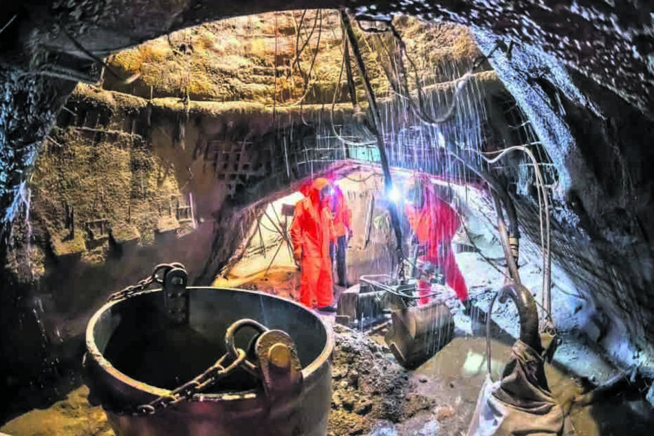 Bei den Ausbauarbeiten des Erkundungsschachtes haben die Bergleute mit extrem viel Grundwassereintrag zu kämpfen.