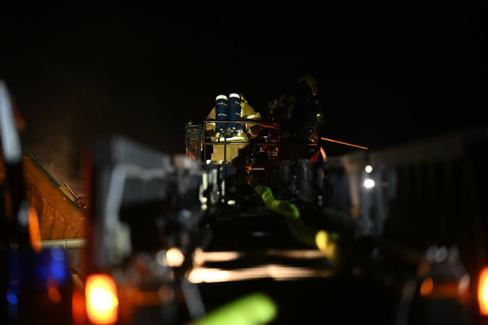 Nach einem nächtlichen Feuer in Berlin-Marzahn entdecken Einsatzkräfte im verwüsteten Gebäude zwei Leichen.