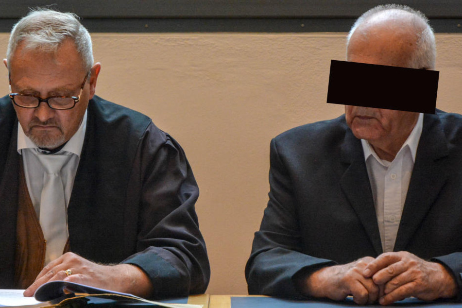 Helmut Z. (77, r., neben Verteidiger Heinz-Peter Günther) soll seine 76-jährige Ehefrau im eigenen Schlafzimmer getötet haben. Anschließend versuchte er vergeblich, sich zu erhängen.