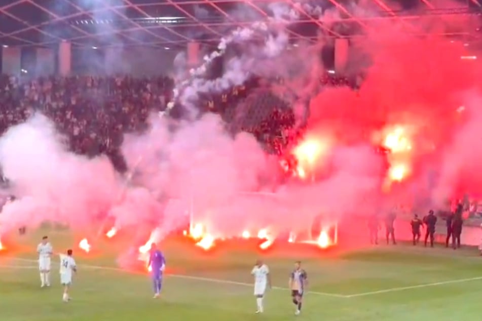 Pyro-Chaos in der Conference League! Fans fluten Spielfeld mit Fackeln