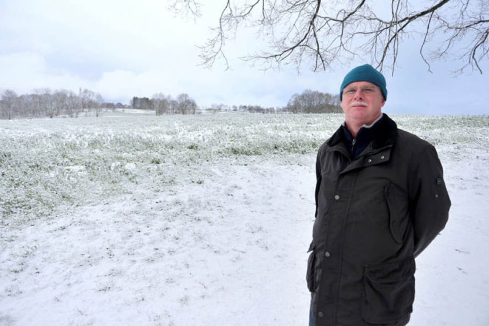 Frank Heyde (53), Chef der Bürgerinitiative Freibad Zschopau, vor dem Feld, von dem seiner Ansicht nach die Gerölllawine kam.