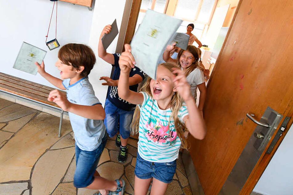 Letzter Schultag, die kleinen Racker stürmen mit ihren Zeugnissen nach draußen. Die sächsische Schulbesuchsverordnung kennt nur wenige Ausnahmen, dem Unterricht fernzubleiben.