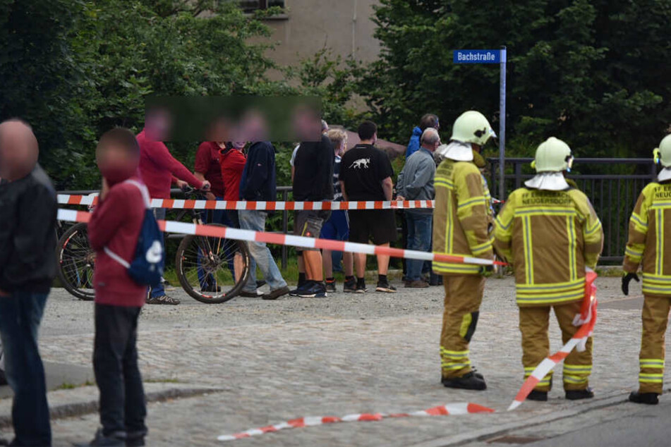 Viele Gaffer am Straßenrand. Die Feuerwehr musste absperren.