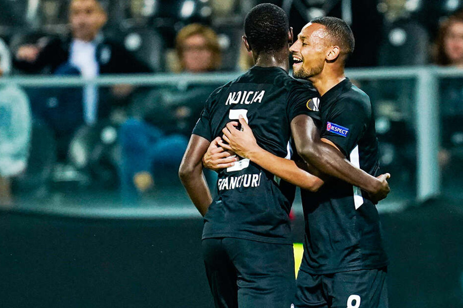 Torschütze Evan Ndicka (l.) bedankt sich bei Djibril Sow für die Vorlage zum 1:0.