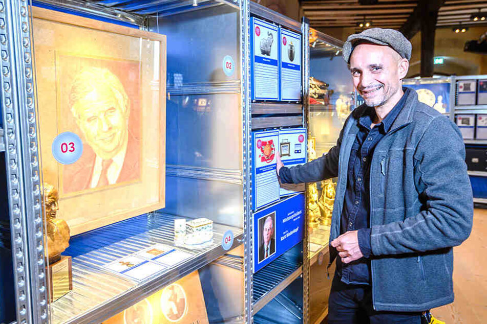 Museologe Frank Schmidt (48) zeigt ein Porträt von Ministerpräsident Kurt Biedenkopf - ein Geschenk des Künstlers Rafael Bonomi aus Uruguay 1999.