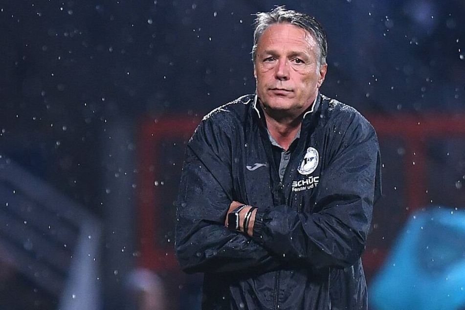 Seine Elf ließ DSC-Trainer Uwe Neuhaus zwischenzeitlich im Regen stehen.