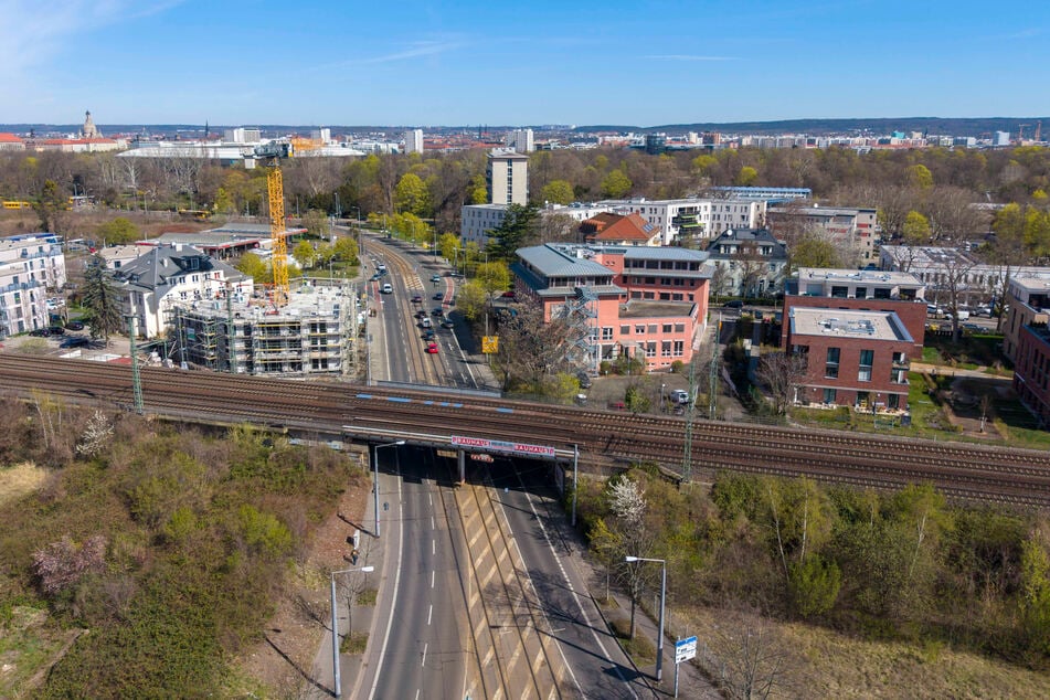 An der Bahntrasse zwischen Strehlener Platz und Richard-Strauss-Platz könnte die neue Station gebaut werden.