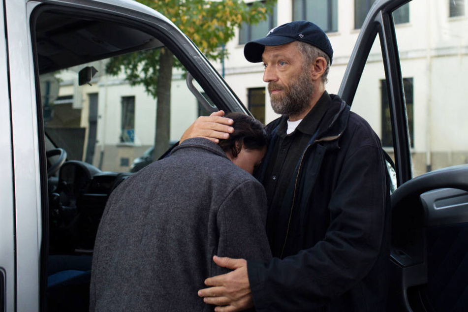 Bruno (r., Vincent Cassel) setzt sich für seine Kinder und Jugendlichen ein. Joseph (Benjamin Lesieur) verschafft er sogar einen Job.