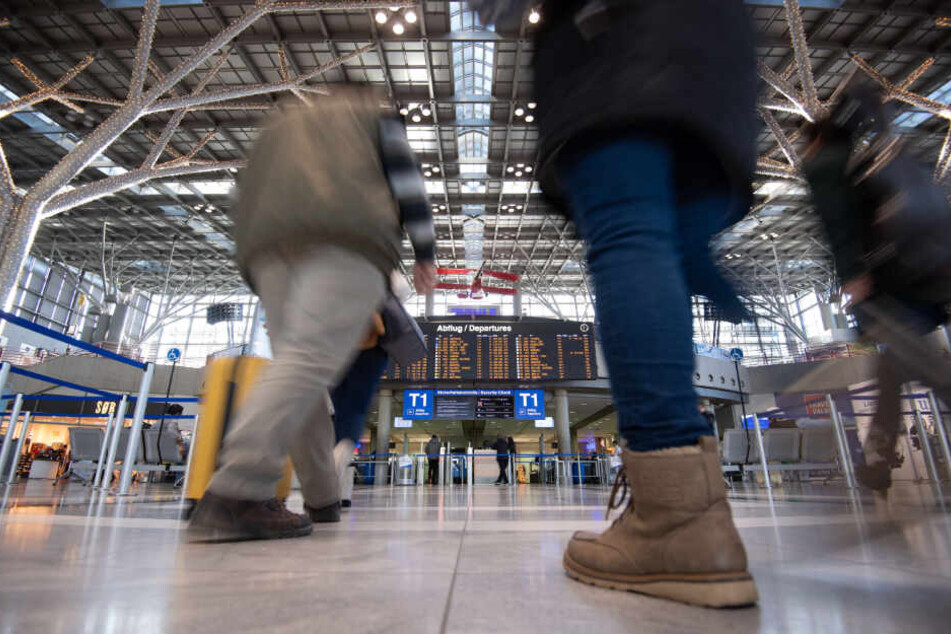 Passagiere im Terminal 1 des Stuttgarter Flughafens.