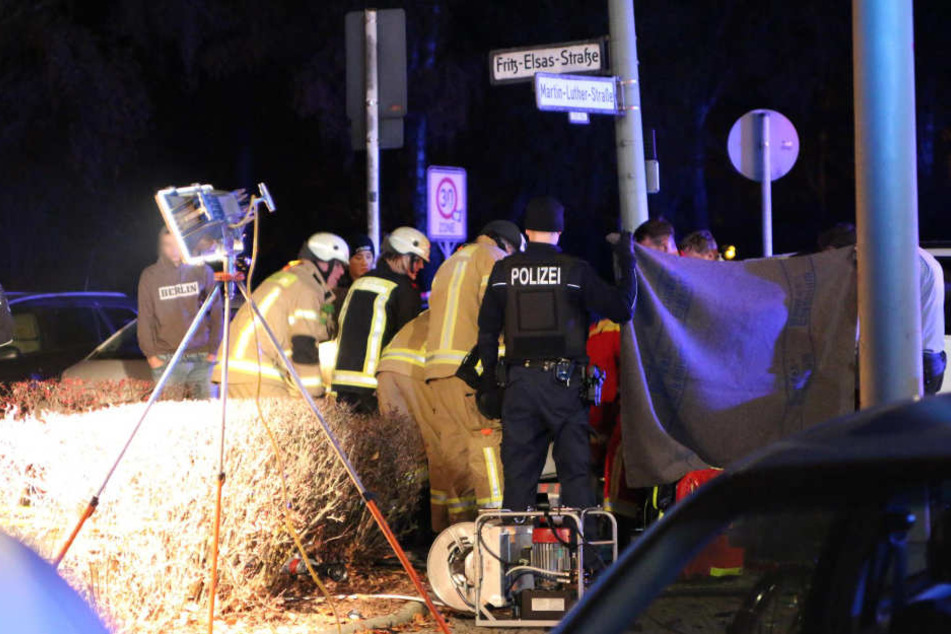 Die Feuerwehr brauchte fast eine Stunde, um die Frau aus dem Mazda zu befreien.
