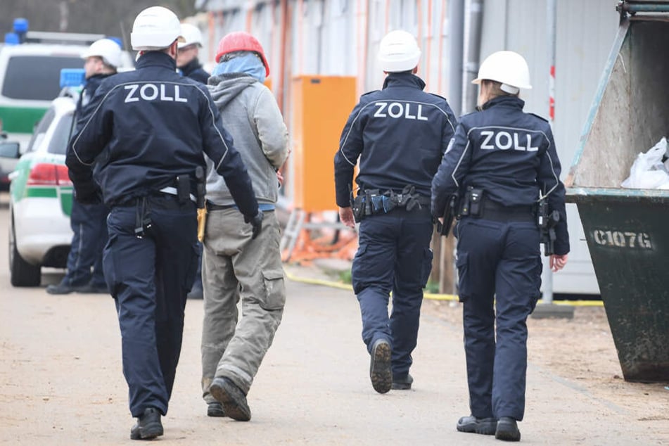 Laut Zoll entstand der Sozialkasse ein Schaden von mehr als 320.000 Euro. (Symbolbild)